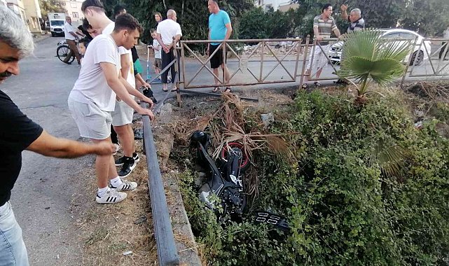 Otomobille çarpışan motosiklet kanala uçarken çalılara takıldı