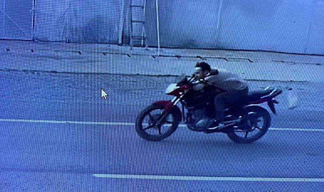Otomobille gelen hırsızlar 50 bin liralık motosikleti çaldı; o anlar güvenlik kamerasına yansıdı