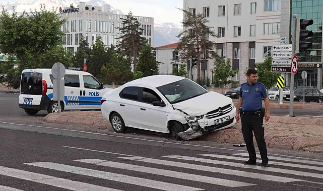 Otomobiller çarpıştı; 1 yaralı