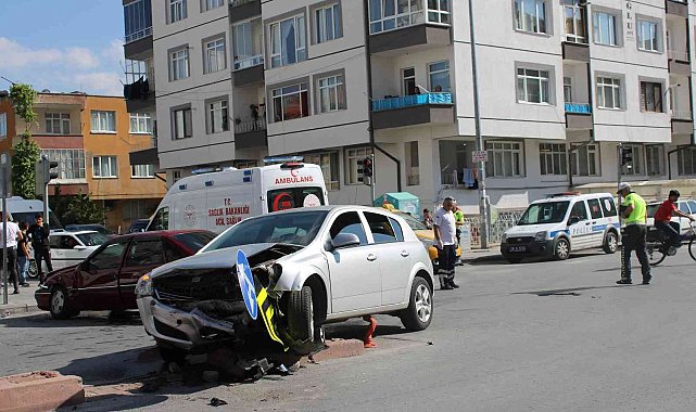 Otomobiller çarpıştı: 2 yaralı