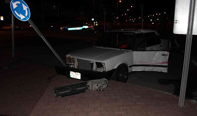 Otomobiller çarpıştı: 2 Yaralı