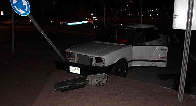 Otomobiller çarpıştı: 2 Yaralı