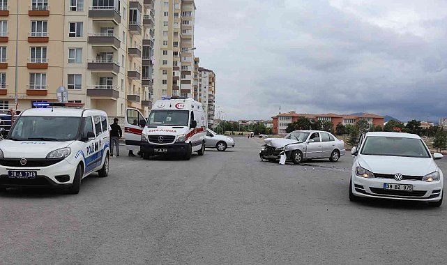 Otomobiller çarpıştı: 5 yaralı