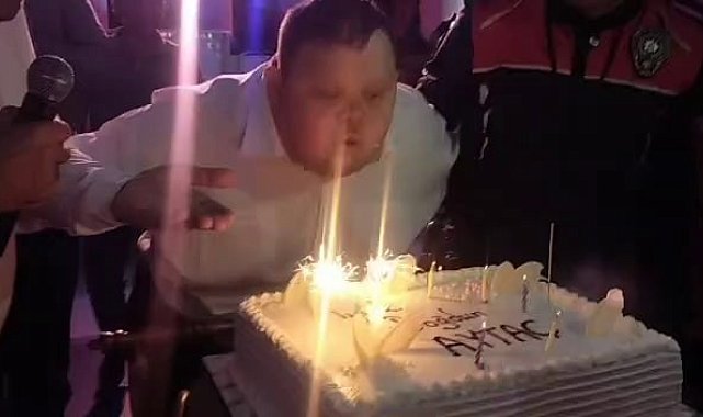 Özel gereksinimli gence doğum günü kutlaması