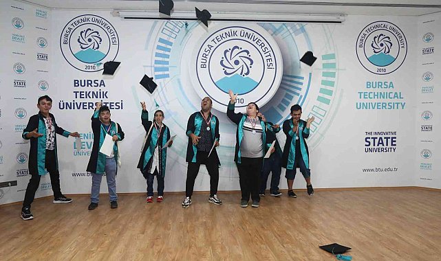Özel öğrencilerin mezuniyet sevinci