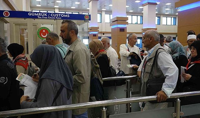 Pandemi yasaklarının ardından Trabzon'dan ilk hacı kafilesi dualarla uğurlandı