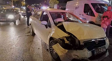 Park halindeki taksiye ve polis aracına çarpan sürücünün alkollü olduğu ortaya çıktı