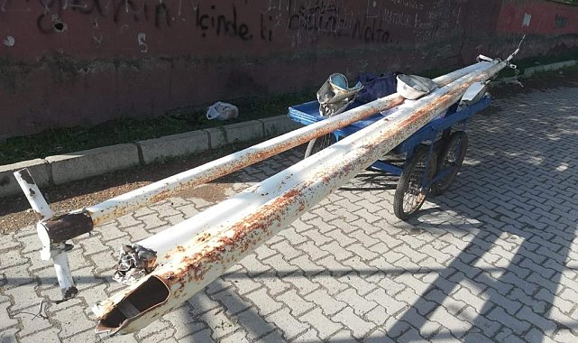 Parktaki elektrik direklerini çalan hırsızlar suçüstü yakalandı