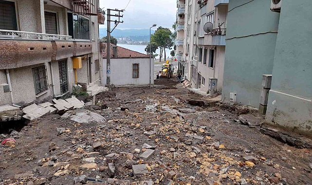 Patlayan ana su borusu taşkınına yol açtı