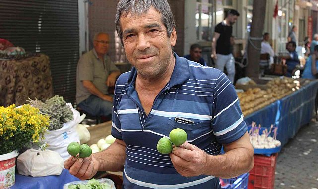Pazar tezgahındaki ilekler, vatandaşların dikkatini çekiyor