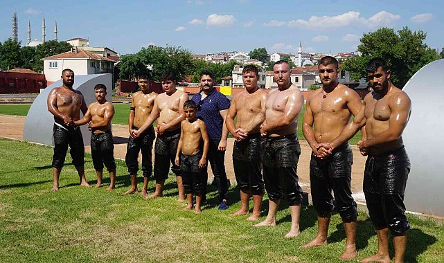 Pehlivanlar 35 derece sıcakta 661. Tarihi Kırkpınar Yağlı Güreşleri'ne hazırlanıyor