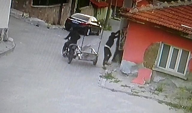 Pencerenin demir korkuluklarını çaldılar