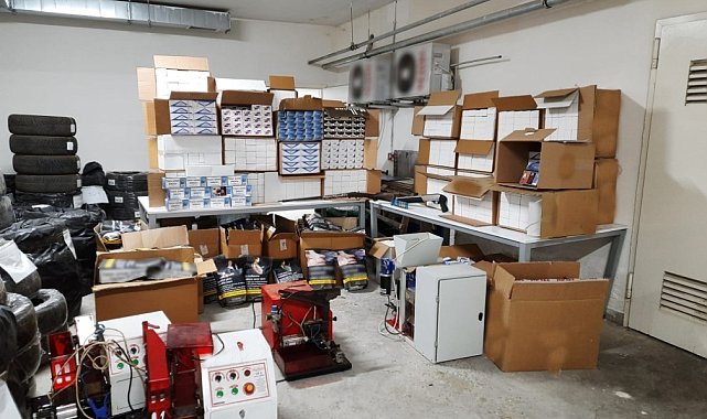 Pendik&#039;te kaçak tütünden sigara üretilen iş yerine operasyon