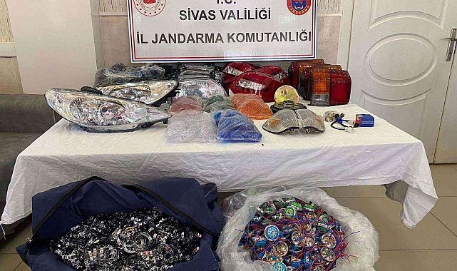 Piyasa değeri 78 bin TL olan kaçak oto aydınlatma parçaları ele geçirildi