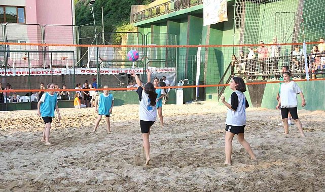 Plaj Voleybolu Turnuvası'nda sporculara ödülleri takdim edildi