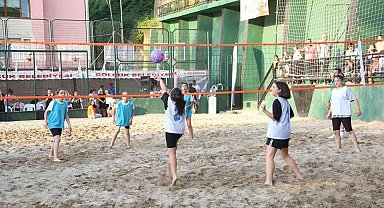 Plaj Voleybolu Turnuvası'nda sporculara ödülleri takdim edildi