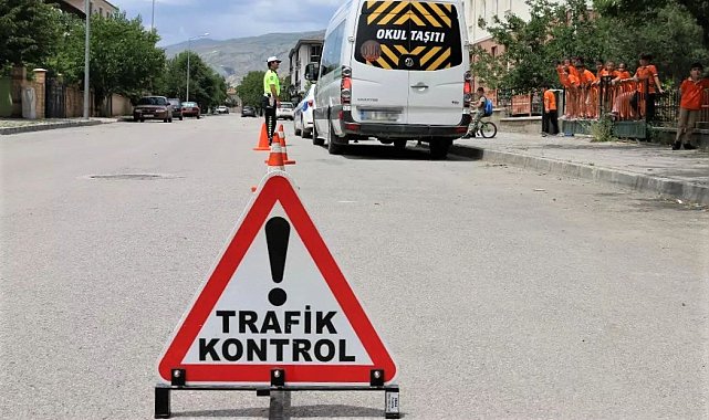 Polis ekipleri okul çevreleri ve servis araçlarını denetledi