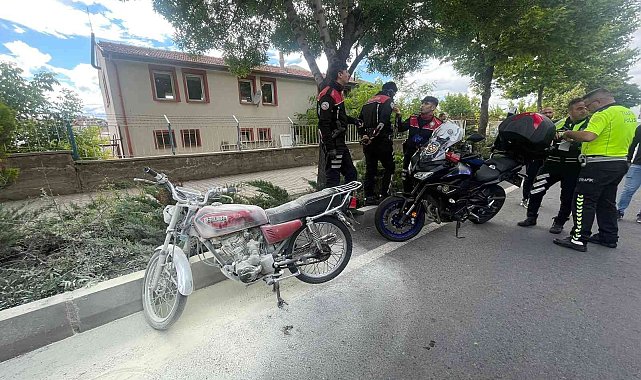 Polise yakalanan ehliyetsiz sürücü motosikletini yakmaya çalıştı