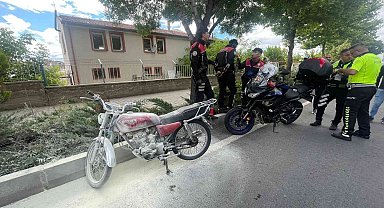 Polise yakalanan ehliyetsiz sürücü motosikletini yakmaya çalıştı