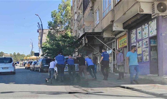 Polisler yolda kalan sürücüye yardım etti