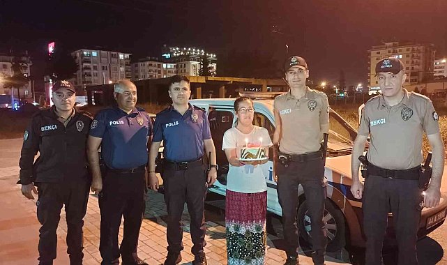 Polisten engelli genç kıza doğum günü sürprizi
