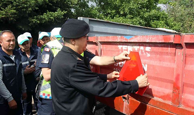 Protokol, çiftçilerin traktörlerine reflektör taktı
