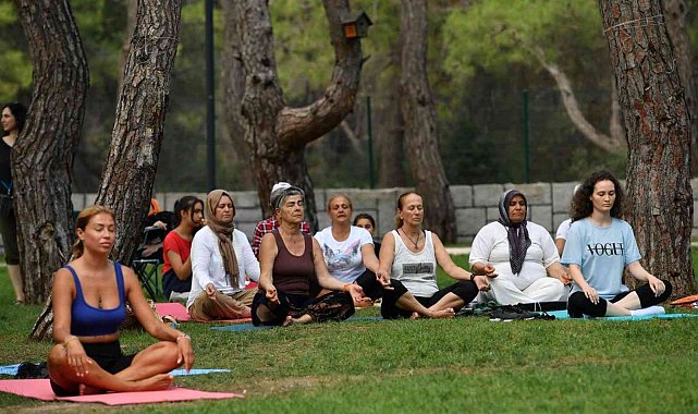 &quot;Barışa evet&quot; sloganıyla yoga yaptılar