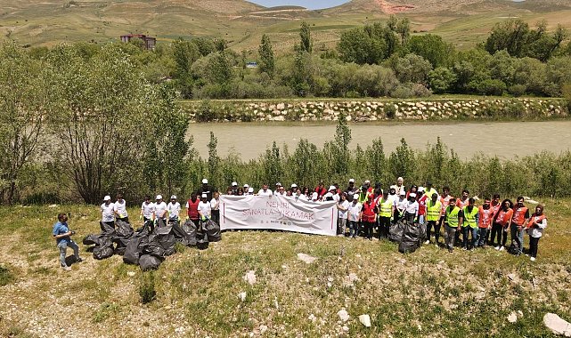 "Nehri Sanatla Yıkamak Projesi" çerçevesinde öğrenciler Çoruh Nehri etrafında çöp topladı