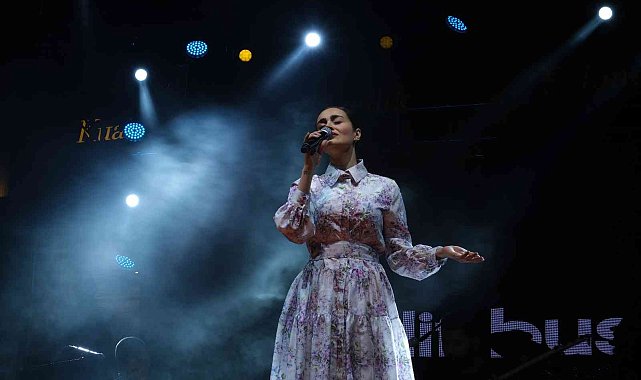 &quot;Samsak Döveci&quot; şarkısıyla zirve yapan Elif Buse Doğan şarkılarını sahnede çocuklarla söyledi