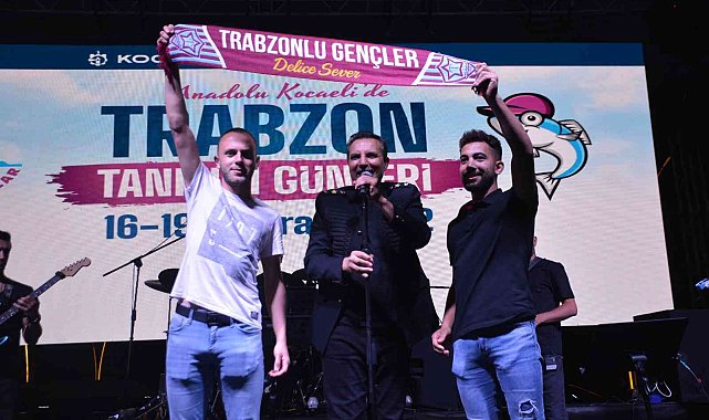 Rafet El Roman, Trabzonspor için bestelediği şarkıyı ilk kez konserinde söyledi