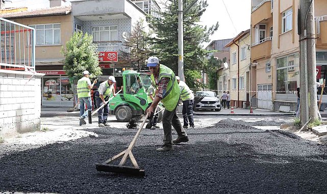 Ragıp Gümüş Pala Caddesi&#039;nde asfalt çalışması