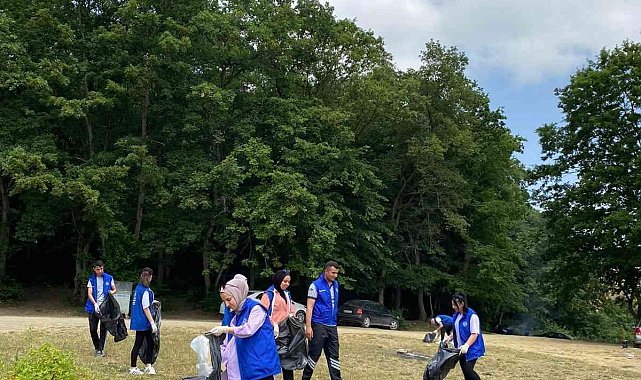 Reisler Göleti çevresinden 12 torba çöp topladılar