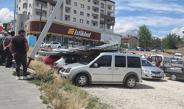 Reklam panoları araçların üzerine devrildi