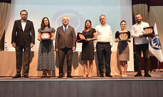 Rektör Ak: &quot;Kadın eli değen her yer mükemmelleşir&quot;