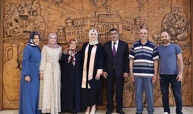 Rektör Aktekin, eğitimini dereceyle bitiren öğrenci ve ailesini makamında misafir etti