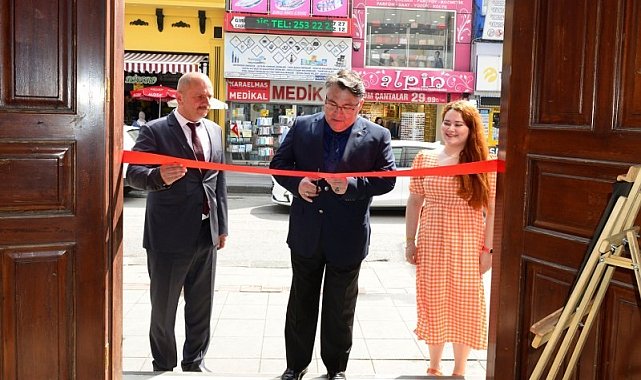 Rektör Özölçer, sene sonu resim serginin açılışını yaptı