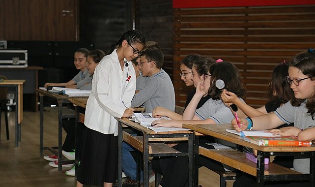 Remzi Molvalıoğlu Ortaokulu tiyatro ekibi sahne aldı