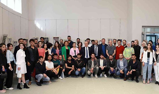 Resim bölümü öğrencileri eserlerini sergiledi