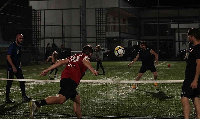 Rize'de düzenlenen ayak tenisi turnuvasının kazananları ödüllerini aldı