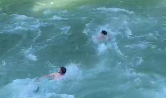 Rize&#039;de serinlemek için dereye girerek hayatını kaybeden gencin son görüntüleri ortaya çıktı