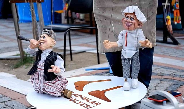 Roman havası oynayan kuklaları görenler hayranlıkla izledi