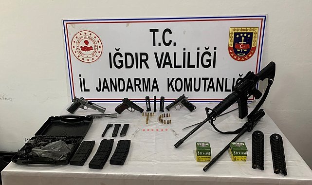 Ruhsatsız silahları restoranda satmaya çalışırken yakalandılar