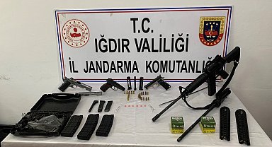 Ruhsatsız silahları restoranda satmaya çalışırken yakalandılar