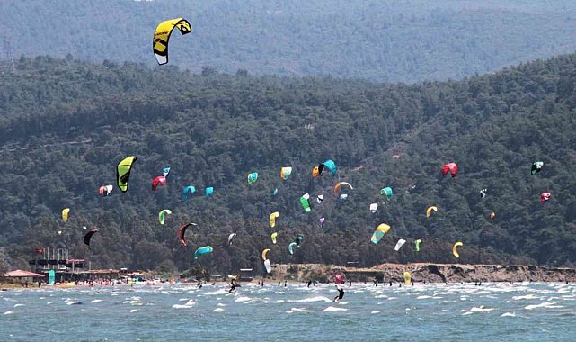 Rüzgarlı havayı fırsat bilen sörfçüler görsel şölen oluşturdu
