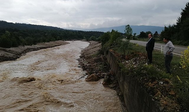 Sağanak yağış dere yatakları ve karayollarına zarar verdi