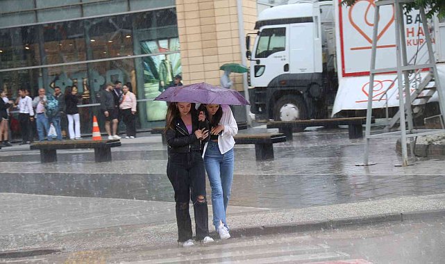 Sağanak yağış günlük hayatı olumsuz etkiledi