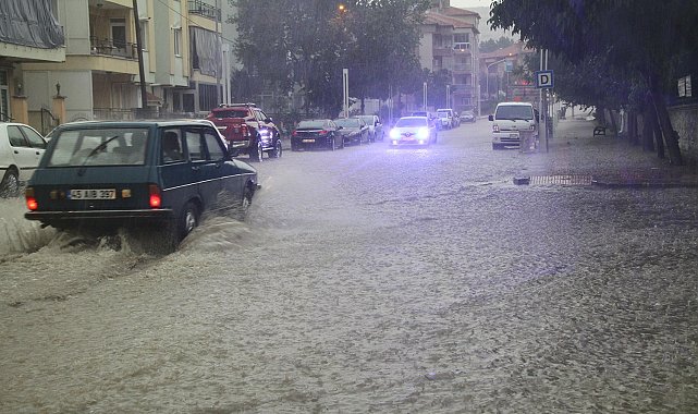 Sağanak yağış Kula'da hayatı olumsuz etkiledi