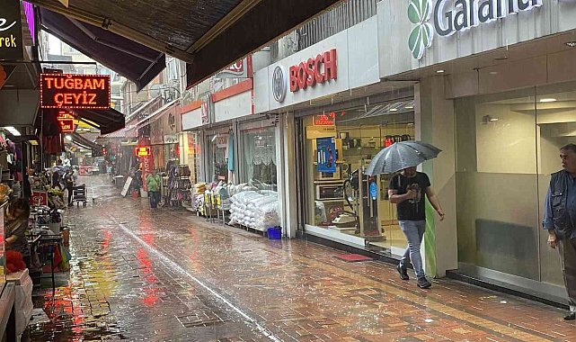 Sağanak yağışa hazırlıksız yakalandılar, dükkanlara sığındılar