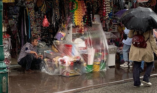 Sağanak yağmurda malları koruma mücadelesi