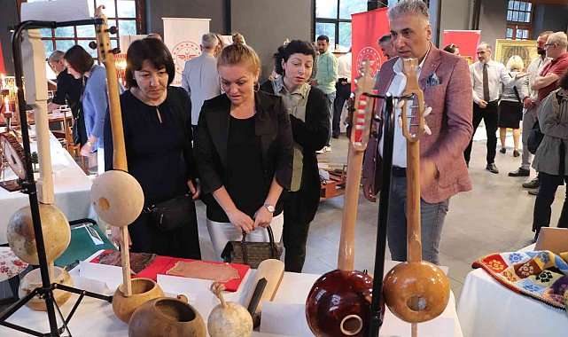 Sağlıkçıların geri dönüştürdüğü eserler müzede sergilendi